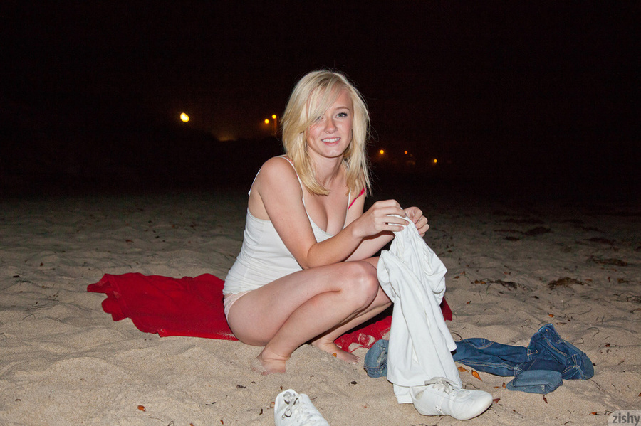 Lovely blonde teen relaxing on the red blan - XXX Dessert - Picture 1