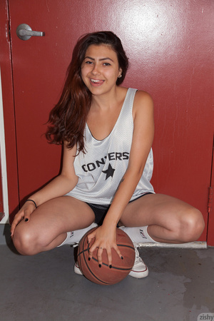 Brunette teeny in basketball team unifor - Picture 1