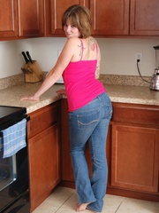 Big bodied sexy babe in pink top and blue jeans struts - Picture 1