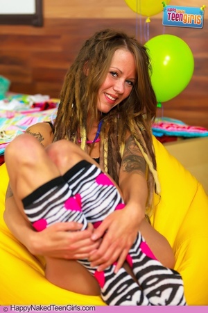 Tattooed girl in dreadlocks and colorful socks go nude to use white toy on cunt - Picture 3