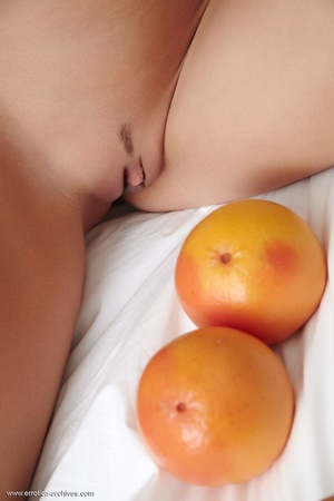 Naked brunette poses with some oranges i - Picture 9