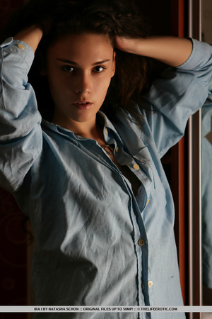 Curly-haired brunette in a blue shirt an - Picture 1