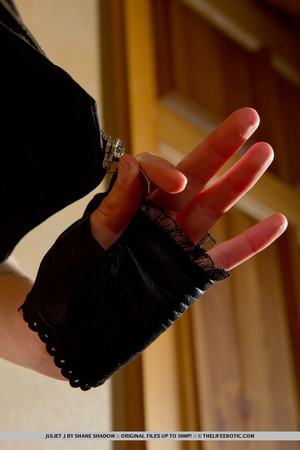 Tender blonde in black gloves and nylons - Picture 4