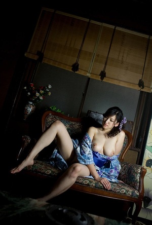 Young girl in a kimono does some glamour shots on the sofa. - Picture 8