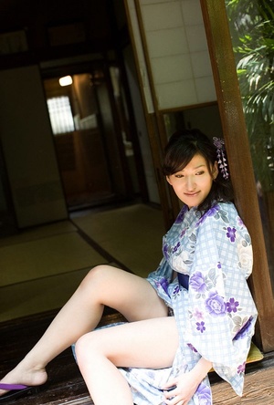 Flirty girl in a kimono and lace underwear flashes in the house. - Picture 2