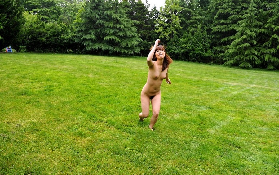 Naked bimbo takes off her high heels in the backyard. - XXXonXXX - Pic 16