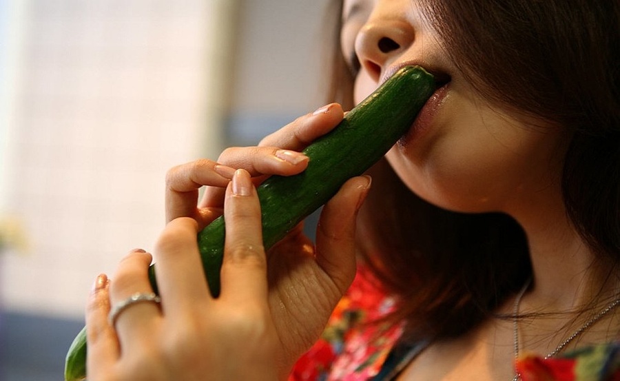 Hottie in pink undies getting off in the kitchen with a cuke. - XXXonXXX - Pic 8