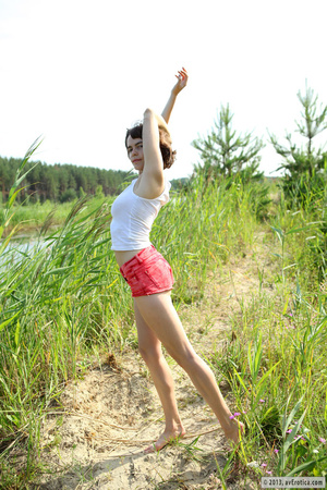 Delectable babe in a white shirt and red shorts flashing near the lake. - XXXonXXX - Pic 2