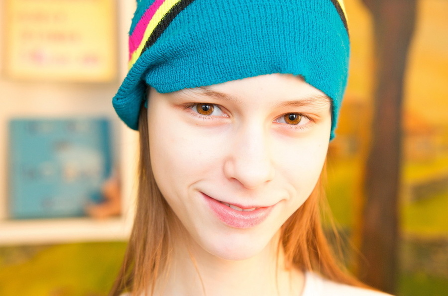 Lean lass in a bonnet getting naked on a blue stool. - XXXonXXX - Pic 1