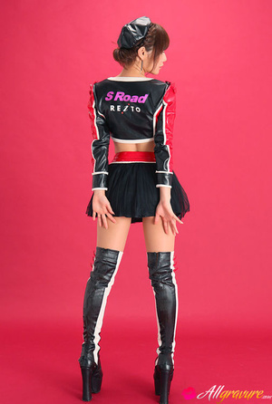 Pit babe in leather gear and boots posing in front of a red background. - XXXonXXX - Pic 4