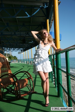 Sumptuous wench in a white frilly dress flashes near the beach. - XXXonXXX - Pic 3