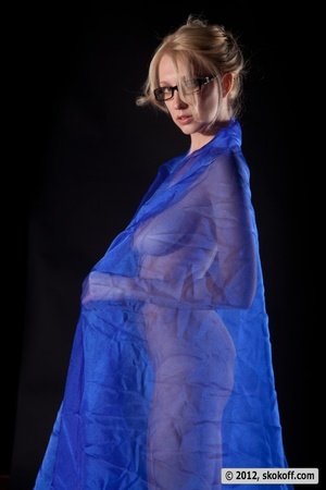 Fascinating madam with a red and blue wrap poses in the raw. - Picture 4