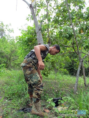 Dude takes off his camo threads and beats his meat near a tree. - Picture 1