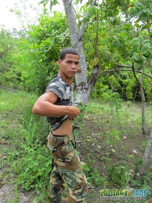 Dude takes off his camo threads and beats his meat near a tree. - Picture 7