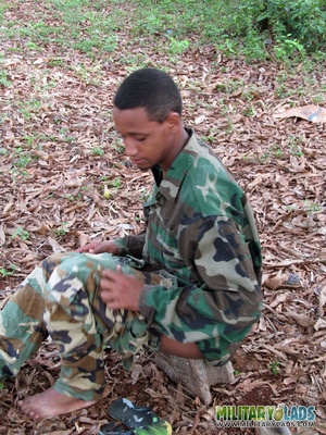 Hunk in camo uniform jerks his johnson while leaning on a tree. - Picture 6