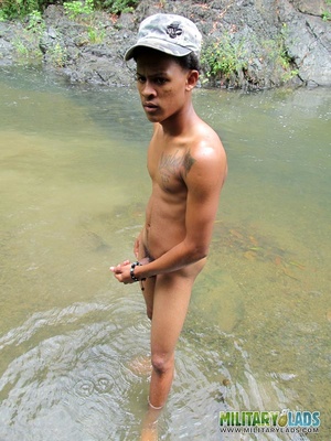 Hombre in a camo patrol cap posing naked near and in the river. - Picture 11