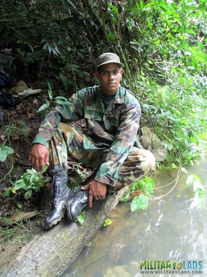 Buddies in camo gear get into some homo action in the river. - Picture 4