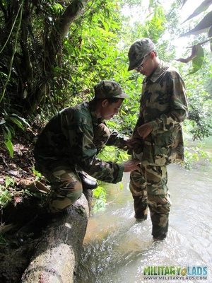 Buddies in camo gear get into some homo action in the river. - Picture 8