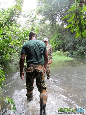 Guys in camo get some cock sucking going in the river. - Picture 1