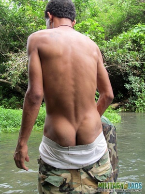 Military lad in camo threads gets a sticky facial in the river. - XXXonXXX - Pic 1