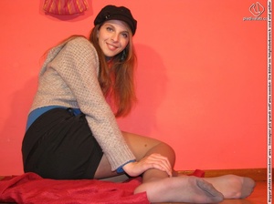 Attractive long hair chick in short skirt and top shows inviting legs and feet - Picture 9
