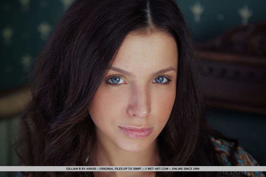 Tramp in a patterned dress sits nude on a green armchair. - XXXonXXX - Pic 1