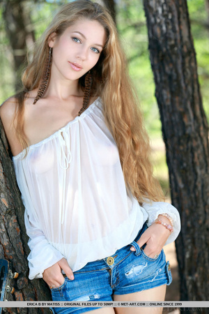 Fine hippie dame in a white top and denim shorts gets naked under a tree. - Picture 5