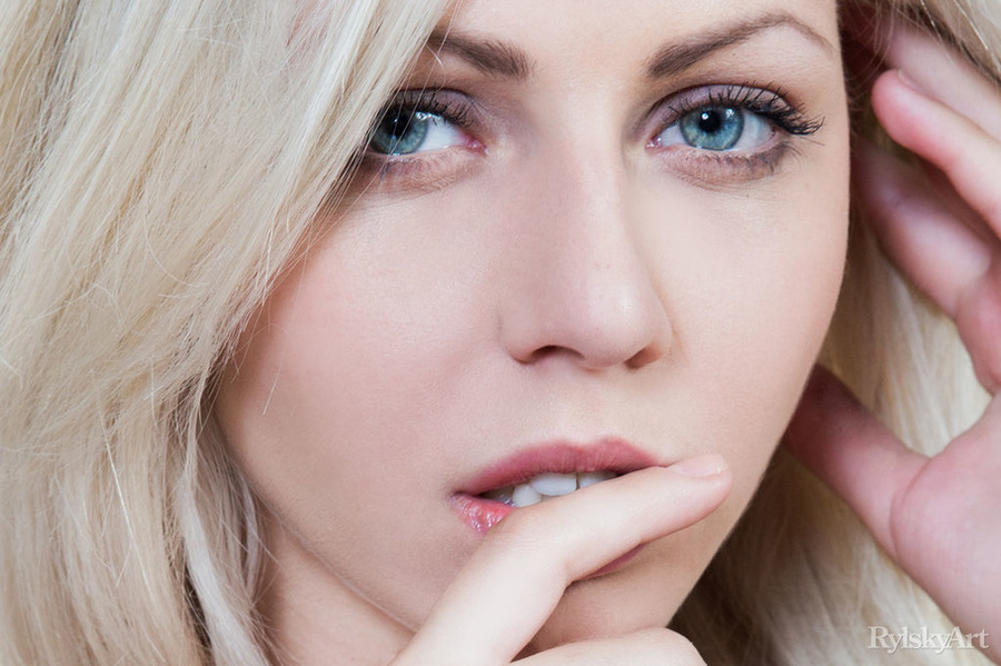 Enticing blonde with cute face and sexy leg - XXX Dessert - Picture 14