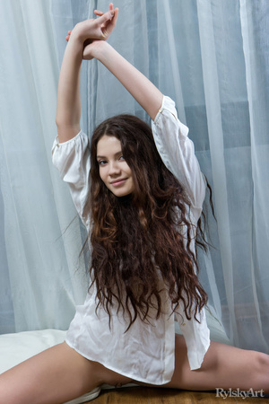 Shaggy hair tempting brunette in white s - Picture 5