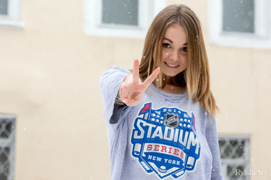 Petite blondie in big T-shirt strips to sho - XXX Dessert - Picture 7