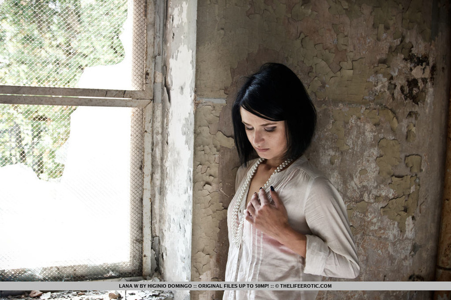 Hot babe in white shirt, pink shorts and re - XXX Dessert - Picture 2