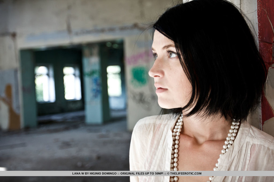 Hot babe in white shirt, pink shorts and re - XXX Dessert - Picture 3