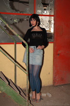 Thick, sexy chick in a warehouse posing  - XXX Dessert - Picture 6