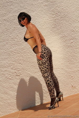 Brunette pulls cheetah print leggings of - XXX Dessert - Picture 4