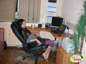 Brunette teen in striped leggings gives head at the computer - Picture 1