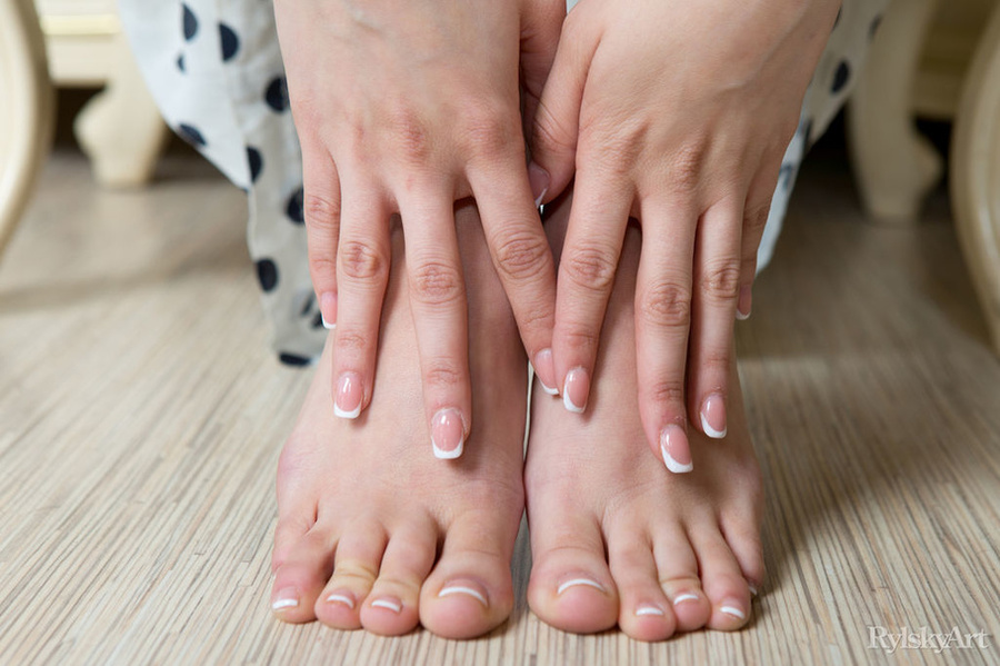 Gorgeous young chick wearing white and blac - XXX Dessert - Picture 4