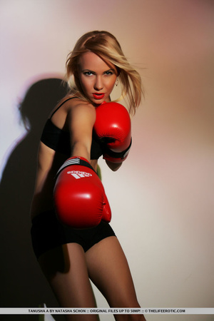 Hot blonde fighter posing her sexy curve - Picture 1