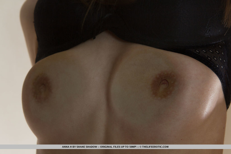 Alluring blonde posing her sexy curves and  - XXX Dessert - Picture 6