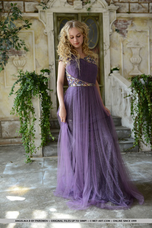 Blonde with curly hair sheds her purple  - Picture 1