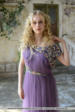 Blonde with curly hair sheds her purple  - Picture 2