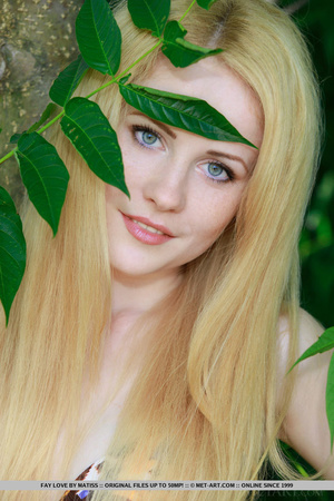 Fair-skinned blonde hidden in the brush  - Picture 1