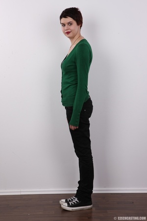 Short haired brunette wearing green blou - Picture 3