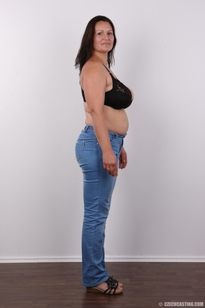 MILF hottie displays her chubby body wea - Picture 5