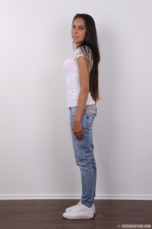 Gorgeous babe wearing white shirt, shoes - Picture 3