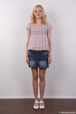 Skinny blonde in floral blouse, jeans sk - Picture 2