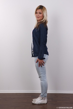 Cute blonde peels off her blue jacket, w - Picture 3