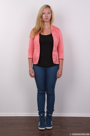 Cute blonde wearing pink jacket, black s - Picture 2