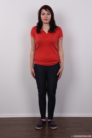 Hot chick wearing red shirt, black pants - Picture 2