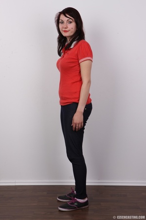 Hot chick wearing red shirt, black pants - Picture 3