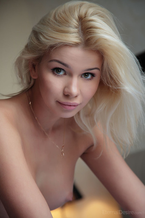 Amazing blonde teen hottie posing nude o - Picture 12